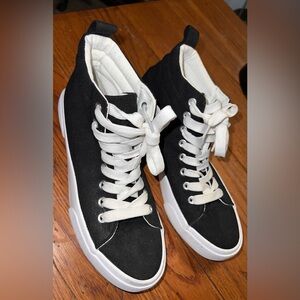 Yageyan Women’s High Top White & Black Canvas Comfortable Sneakers! Size 7.